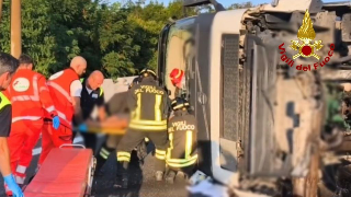 Camion si ribalta in A14 nel Fermano, riaperto il tratto tra Fermo e Pedaso